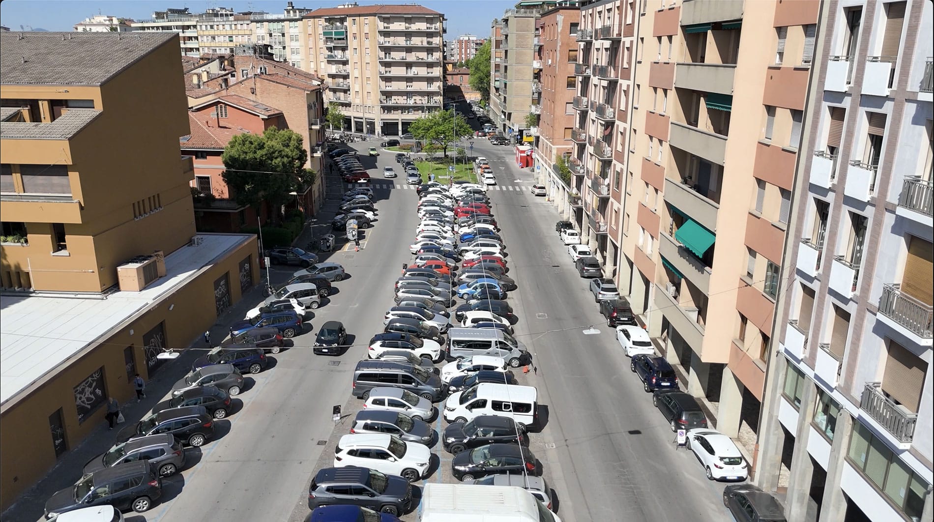 Via Riva Reno prima dei lavori con il parcheggio